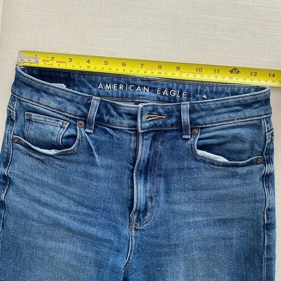 AMERICAN Eagle Short Stretch  Mom Jean Medium Blue with raw Hem Size 0 - Picture 6 of 14
